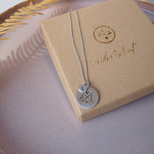 Lade das Bild in den Galerie-Viewer, Zarte Kette mit Linien und Inititalen in Silber mit Geschenkschachtel