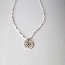 Lade das Bild in den Galerie-Viewer, runder Anhänger silber mit Inititalen an Paperclip Kette