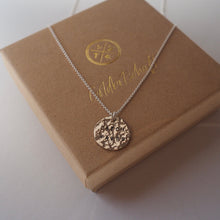 Lade das Bild in den Galerie-Viewer, Kette mit Anhänger Silber Aufschrift Catch Waves Hammerschlag