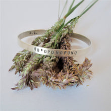 Lade das Bild in den Galerie-Viewer, Zarter Silber - Armreif Botschaft, mit eigenem Text personalisierbar