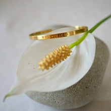 Lade das Bild in den Galerie-Viewer, Schmaler Amreif indivisualisiert it Text versehen. Vergoldet