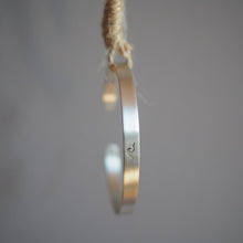 Lade das Bild in den Galerie-Viewer, Zarter Silber - Armreif Botschaft, mit eigenem Text personalisierbar