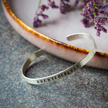 Lade das Bild in den Galerie-Viewer, Armreif 925 Silber schmal mit Aufschrift Text Gravur ABENTEUERLUST Außen gestempelt Botschaft matt gebürstet