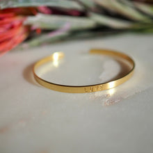 Lade das Bild in den Galerie-Viewer, Zarter Armreif schmal mit Text. Armspange mit eigener Botschaft, personalisierbar, Geschenkidee, vergoldet matt