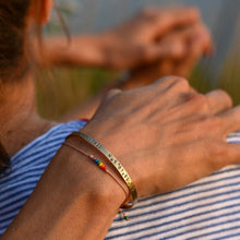 Lade das Bild in den Galerie-Viewer, Zierlicher Armreif mit Botschaft