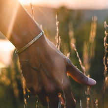 Lade das Bild in den Galerie-Viewer, Zierlicher Armreif mit Botschaft, Wunschtext aussen platziert