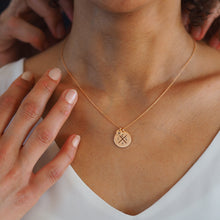 Lade das Bild in den Galerie-Viewer, zarte Familienkette, 4 Buchstaben auf rundem Anhänger rosefarben