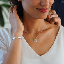 Lade das Bild in den Galerie-Viewer, Familienkette mit Initialen Silber 925, zarte Halskette mit rundem Anhänger