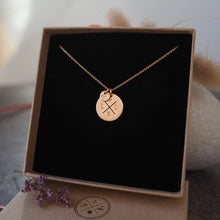 Lade das Bild in den Galerie-Viewer, Geschenk Familienkette Inititalen auf Anhänger in Rose vergoldetes Silber