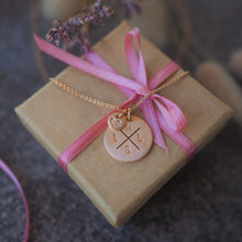 Lade das Bild in den Galerie-Viewer, Zarte Mama Kette mit Anhänger mit eingeschlagenen Buchstaben rose vergoldet