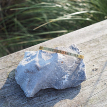 Lade das Bild in den Galerie-Viewer, Armreif mit Wunschtext Messing Symbol Welle I need vitamin sea