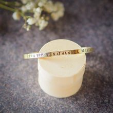 Lade das Bild in den Galerie-Viewer, schmaler Armreif aus goldfarbenem Messing mit Namen und Symbol Herz Goldbotschaft