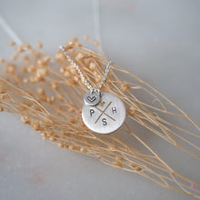 Lade das Bild in den Galerie-Viewer, Familienkette Silber, zarter runder Anhänger mit Initialen und zusatzanhänger mit kleinem Herz, Linien, Anfangsbuchstaben, Sterling Silber, Ankerkette, zarte Halskette mit Initialen