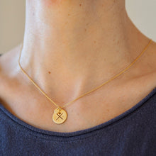 Lade das Bild in den Galerie-Viewer, Familienkette mit Herz und Initialen matt vergoldet, Kette für Mama, Buchstabenkette, runder Anhänger mit Herz und Buchstaben, Kettenanhänger vergoldet.