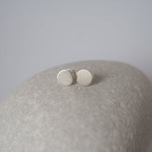 Lade das Bild in den Galerie-Viewer, Ohrstecker rund Silber