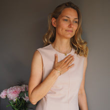 Lade das Bild in den Galerie-Viewer, Zierlicher Armreif mit Text Gravurarmreif zart Goldbotschaft