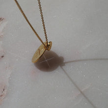 Lade das Bild in den Galerie-Viewer, Zarte Halskette personalisierbar mit Initialen der Familie -vergoldet