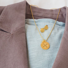 Lade das Bild in den Galerie-Viewer, Geschenkset Golden (Ohrstecker & Familienkette mit 750er Gold vergoldet)