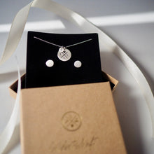 Lade das Bild in den Galerie-Viewer, Familienkette mit Ohrstecker in Geschenkset Silber
