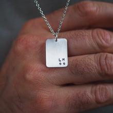 Lade das Bild in den Galerie-Viewer, Silberne Kette mit Anhänger auf dem Inititalen eingeschlagen sind
