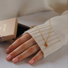 Lade das Bild in den Galerie-Viewer, zarte goldene Kette mit vergoldetem Anhänger mit einer Initiale
