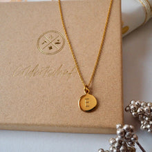 Lade das Bild in den Galerie-Viewer, Zarte vergoldete Halskette mit rundem Anhänger und einer Initiale.
