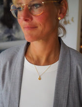 Lade das Bild in den Galerie-Viewer, Kette goldfarben mit Initiale
