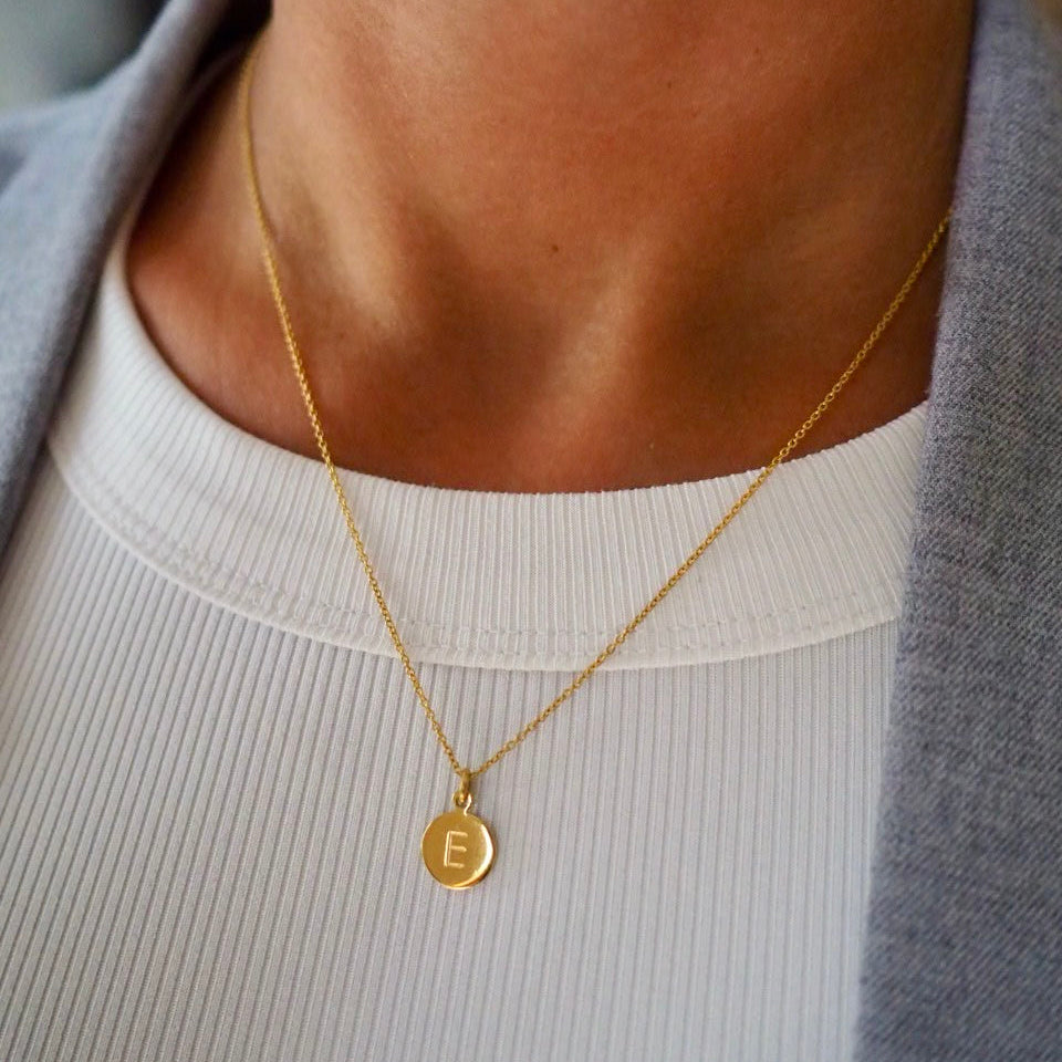 Kette mit einem Buchstaben goldfarben