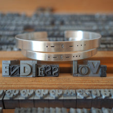 Lade das Bild in den Galerie-Viewer, Silber Armreifen mit Morscode Botschaft
