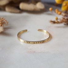 Lade das Bild in den Galerie-Viewer, Messingarmreif mit Text I am enough Geschenkidee Handgemacht
