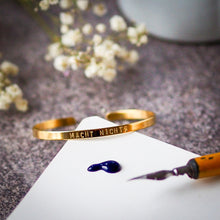 Lade das Bild in den Galerie-Viewer, Schmaler Armreif vergoldet mit Wunschtext Gravurarmreif Goldbotschaft
