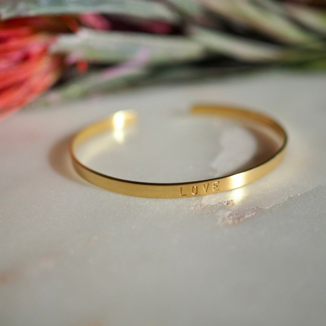 Zarter Armreif schmal mit Text. Armspange mit eigener Botschaft, personalisierbar, Geschenkidee, vergoldet matt