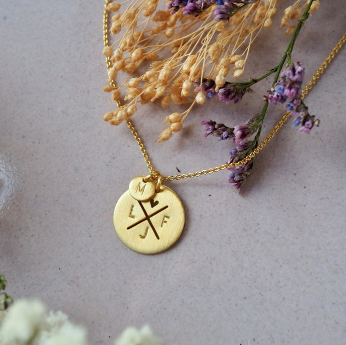 Familienkette Family Kette Buchstabenkette Inititalen mit 750er Vergoldung Vermaill Bis zu 4 Inititalen und Herz möglich Handarbeit. Anhänger rund. Tolles Geschenk ür Mütter