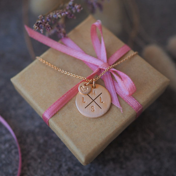 Zarte Mama Kette mit Anhänger mit eingeschlagenen Buchstaben rose vergoldet