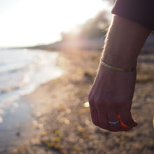 Lade das Bild in den Galerie-Viewer, Armreif mit Botschaft aus Messing
