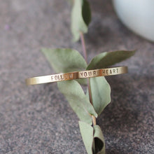 Lade das Bild in den Galerie-Viewer, Armreif Messing mit eigenem Text Follow your heart goldbotschaft
