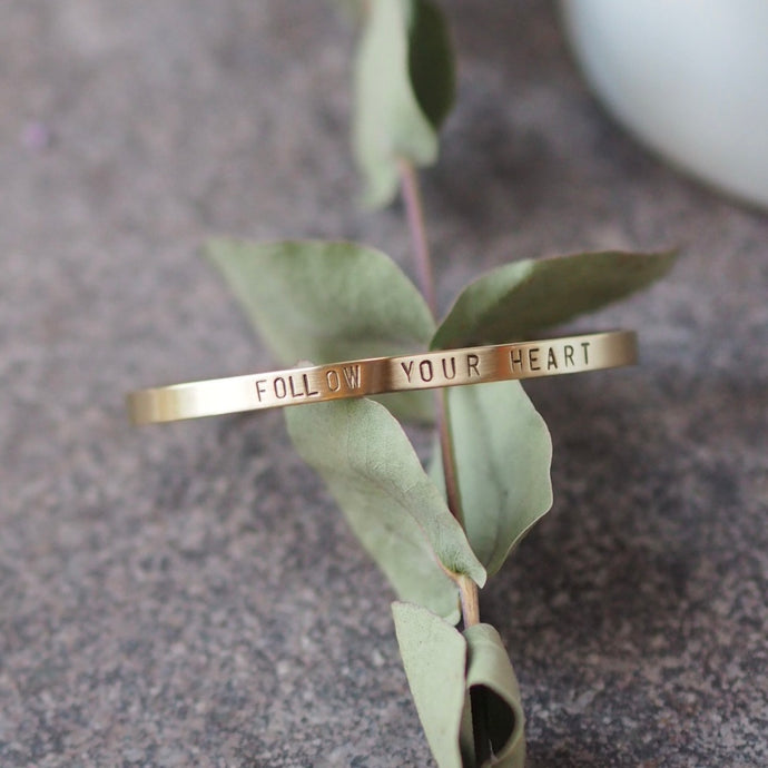 Armreif Messing mit eigenem Text Follow your heart goldbotschaft