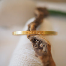 Lade das Bild in den Galerie-Viewer, Zarter Messing Armreif mit Text
