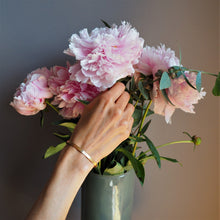 Lade das Bild in den Galerie-Viewer, Zierlicher Armreif mit Botschaft 
