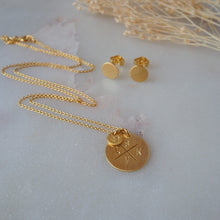 Lade das Bild in den Galerie-Viewer, Geschenkset Golden (Ohrstecker &amp; Familienkette mit 750er Gold vergoldet)
